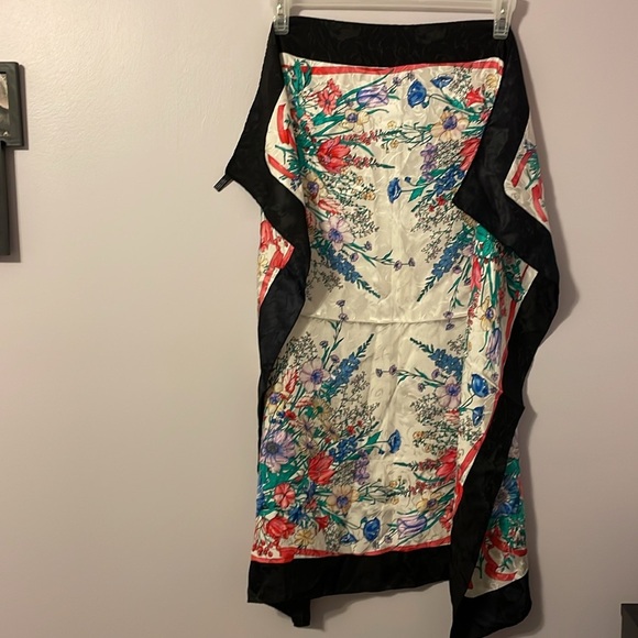 Gucci Vintage Floral Black Border Silk Square Scarf - Picture 2 of 16